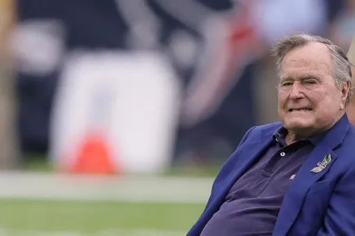 "Il s'assoit et regarde la télé, et il attend anxieusement son plat favori d'huîtres à la casserole pour déjeuner", a déclaré Clint Doerr, l'un de ses médecins.