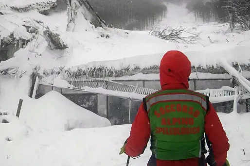 Les secours ont pu sauvé 10 personnes mais 21 morts sont tout de même à déplorer dans l'hôtel enseveli par une avalanche en Italie.