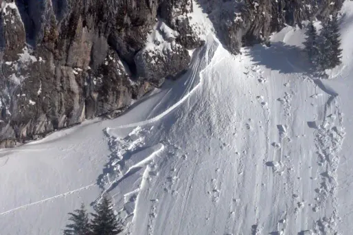 Une femme de 58 ans, partie en famille pour une randonnée en raquettes dans le massif de la Chartreuse, dans l'Isère, s'est tuée après avoir glissé et sauté une barre rocheuse.