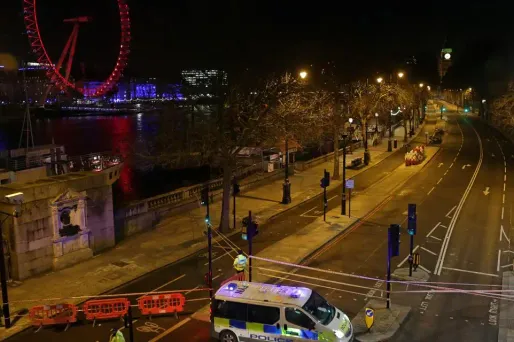 L'objet suspect mesure environ 60 cm sur 30 cm, selon un porte-parole de l'autorité portuaire de Londres.