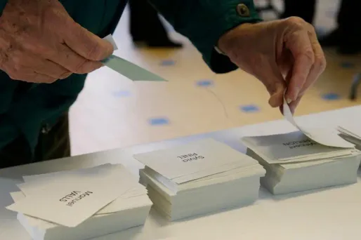 À 11h lundi, "105 bureaux de vote étaient en litige, mais c'est en train de se régler", a précisé Thomas Clay.