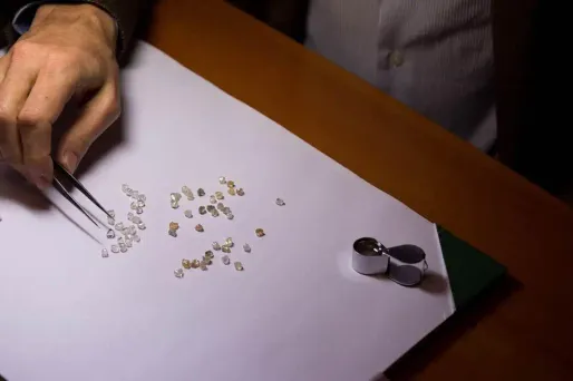 L'homme transportait des centaines de diamants.