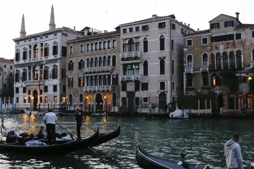 L'homme s'est jeté dans le Grand Canal de la ville italienne.