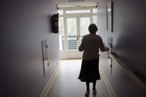 Le symptôme le plus connu et le plus perceptible de cette maladie est la perte de mémoire.