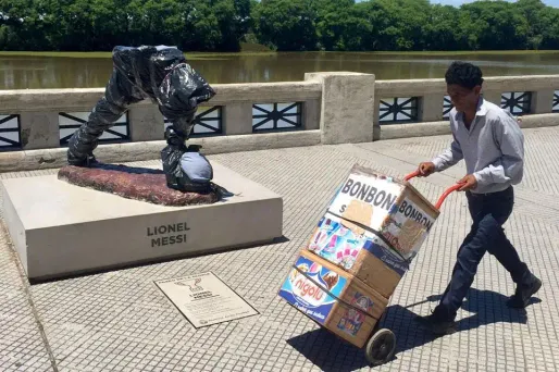 La sculpture en marbre noir, qui montre le joueur de Barcelone la balle au pied allant de l'avant, avait été inaugurée en juin 2016.