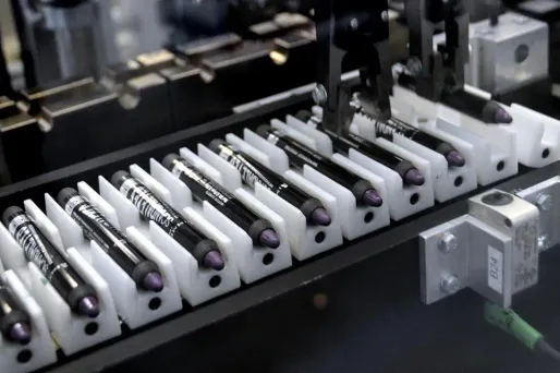 automatisation, machines, usine Alkos Cosmetique 2015 crédit : FRANCOIS LO PRESTI / AFP - 1280