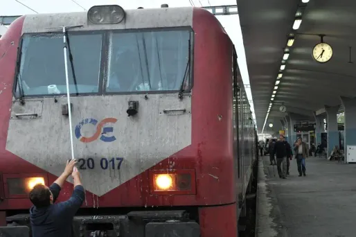 Une cinquantaine de passager sont descendus sur les rails, pour protester contre l'arrêt de leur train.