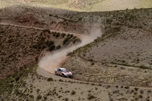 Stéphane Peterhansel s'est arrêté une dizaine de minutes jeudi pour aider un motard qu'il avait heurté.