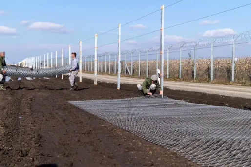 En 2015, des milliers de migrants entraient chaque jour en Hongrie, pays d'accès à la zone de Schengen, au plus fort de la crise migratoire.