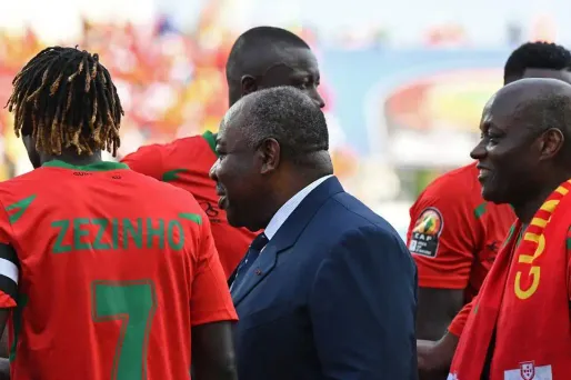 Le président Ali Bongo et le rappeur Booba donnent le coup d'envoi de la CAN