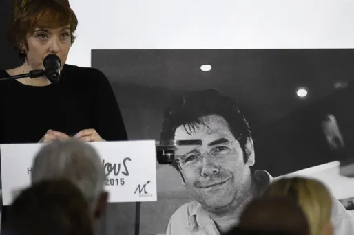 Chloé Verlhac, l'épouse de Tignous, lors des funérailles du dessinateur, le 15 janvier 2015 à Montreuil.