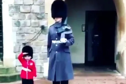 Marshall Scott a eu le privilège de poser, comme un grand, aux côtés du garde royal Paul Edden.