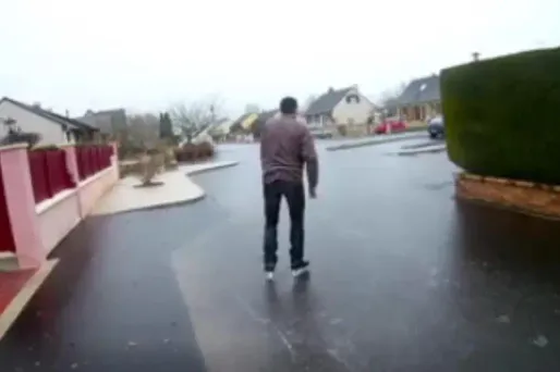 Cyril Go peut se rendre à la boulangerie en patinant.