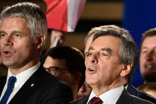 "Ça n'aurait aucun sens de subventionner les entreprises pour que les Français travaillent plus", a répondu François Fillon.