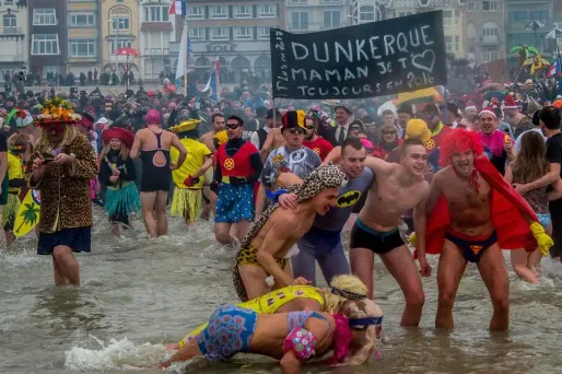 500 nageurs dans la mer du Nord pour le "bain des givrés"
