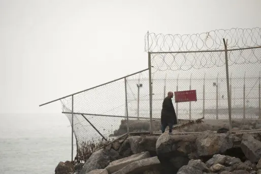 Espagne : un millier de migrants prennent d'assaut la clôture de Ceuta