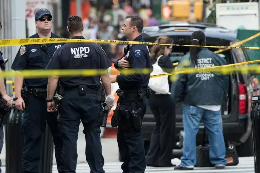 Un même suspect, un homme de 28 ans, est recherché dans l'enquête sur les attaques de New York et du New Jersey.