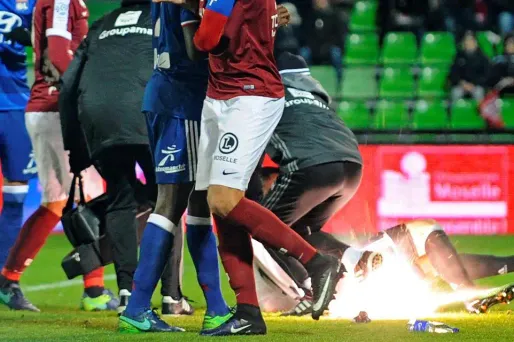 En pleine rencontre et alors que Metz menait 1-0, le gardien lyonnais avait été visé par plusieurs pétards lancés par des supporteurs messins.