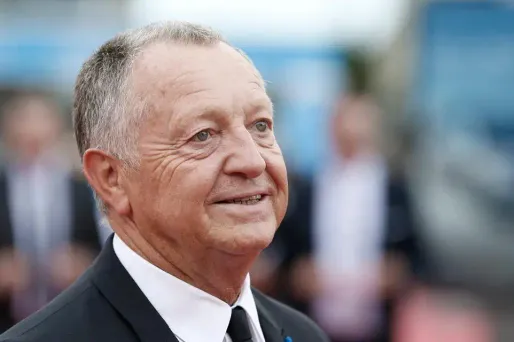Jean-Michel Aulas, président de l'Olympique lyonnais et influent personnage du foot français, a été promu officier de la Légion d'honneur, selon le Journal officiel publié dimanche.