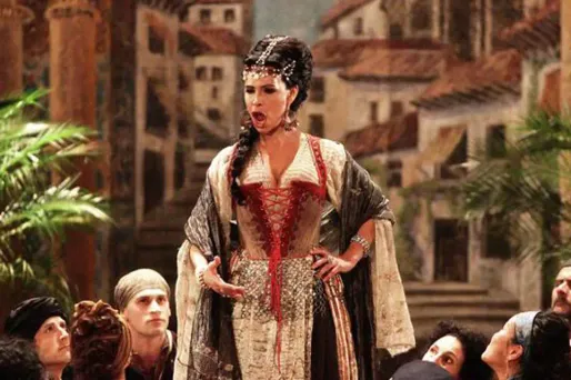 Mathilda May dans "Mystère à l'Opéra".