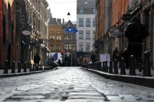 Le verglas tenace s'est déposé samedi matin dans une agglomération qui compte de nombreuses rues pavées. Ici dans le centre de Lille.
