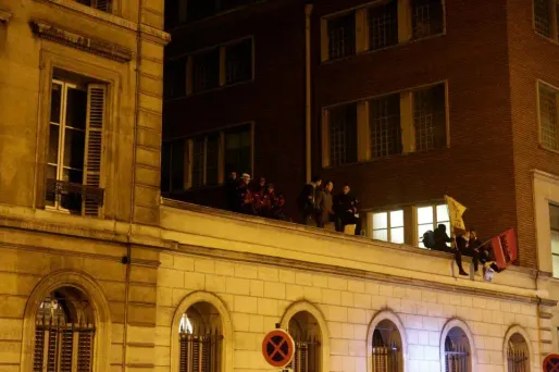 Des militants anti-mal logement occupent un bâtiment du 10e arrondissement de Paris.