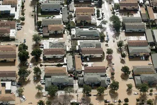 Environ 14.000 personnes ont été évacuées et plus de 200 ont dû être secourues par des canots pneumatiques des pompiers mardi soir.