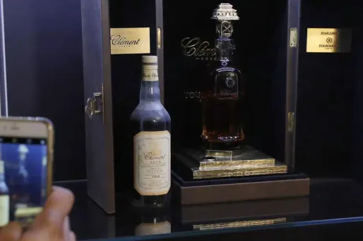 Une photo de la bouteille de rhum (au centre du coffret) vendu 100.000 euros à un Italien.
