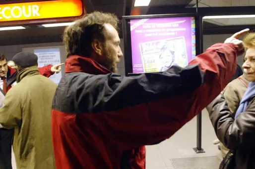 Des agents des Transports en communs lyonnais (TCL) dans la station de métro Bellecour, à Lyon.