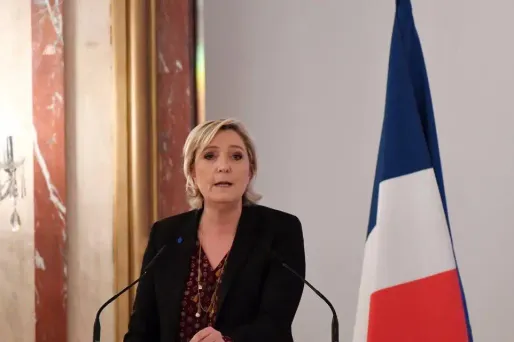 Marine Le Pen : "Je n'ai pas de conseil à donner à Fillon, c'est un grand garçon"