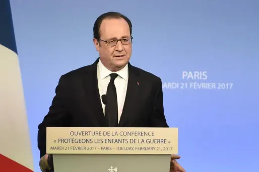 François Hollande a appelé mardi le Royaume-Uni à "prendre ses responsabilités" en accueillant les mineurs migrants isolés actuellement accueillis en France.