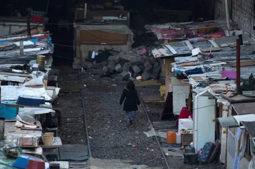 Un incendie qui a touché mercredi matin un campement situé dans le nord de Paris n'a pas fait de blessés mais a détruit plusieurs cabanes.