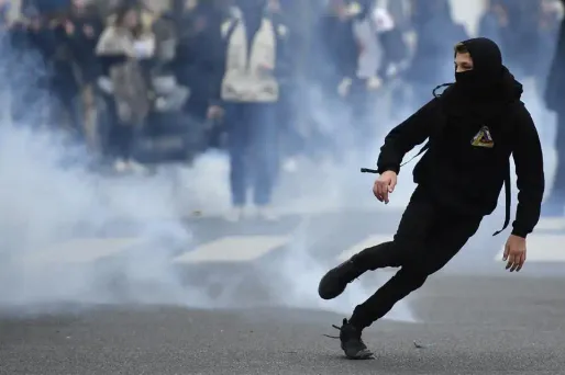 manifestation manifestant cagoulé
