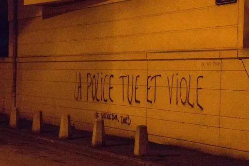 Un ami de Théo assure avoir été violenté par "Barbe Rousse", un policier déjà mis en examen dans l'affaire Théo.