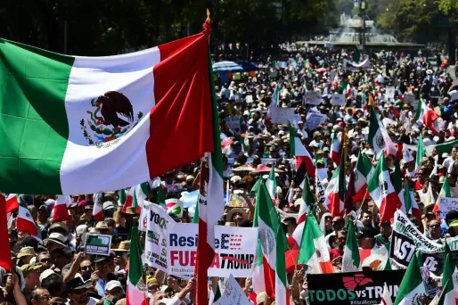 Au Mexique, 20.000 personnes ont manifesté conte la politique de Donald Trump.