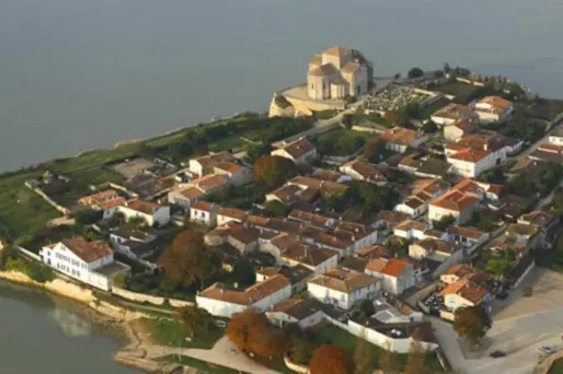 Construit au sommet d'une falaise, le village de Talmont-sur-Gironde est menacé par l'érosion de celle-ci.