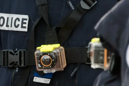 La caméra piéton se fixe sur la poitrine des forces de l'ordre.