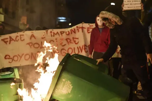 A Barbès, à Paris, les manifestants ont mis le feu à des poubelles.