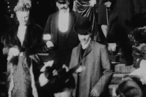 Est-ce Marcel Proust, en manteau gris et en chapeau melon ?