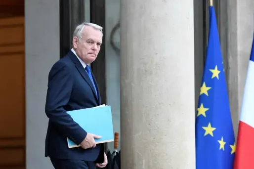 Le ministre des Affaires étrangères Jean-Marc Ayrault met en garde toute tentative de déstabilisation venant de l'étranger.