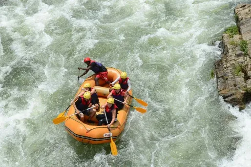 Le rafting peut être un sport dangereux.