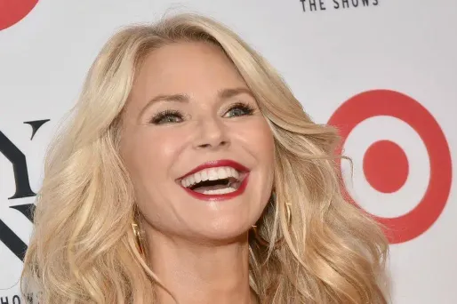 Christie Brinkley, 63 ans, a posé dans le numéro spécial maillots de bain du magazine américain Sports Illustrated.