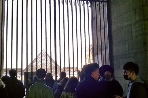 Les touristes ont été rassemblés à l'extérieur de l'enceinte du musée.