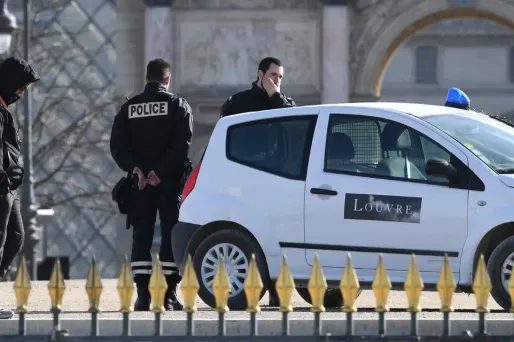 Vendredi matin vers 10 heures, un homme s'est "précipité" sur une patrouille Sentinelle, blessant légèrement un militaire.