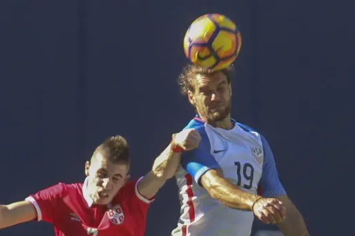 Les joueurs de football qui font souvent des têtes présentent trois fois plus de symptômes de commotion cérébrale que ceux en faisant peu