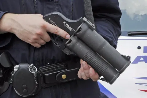 Le projet de loi étend entre autres les conditions d'utilisation des armes à feu par les forces à l'ordre.