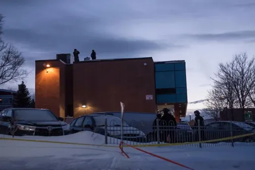 La mosquée de Québec a rouvert temporairement ses portes mercredi pour accueillir les médias et citoyens venus se recueillir sur le lieu de la fusillade visant des musulmans.