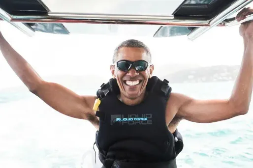 Barack Obama a passé quelques jours sur l'île de Richard Branson, le patron de Virgin. Avec hors-bord et kite-surf au programme.