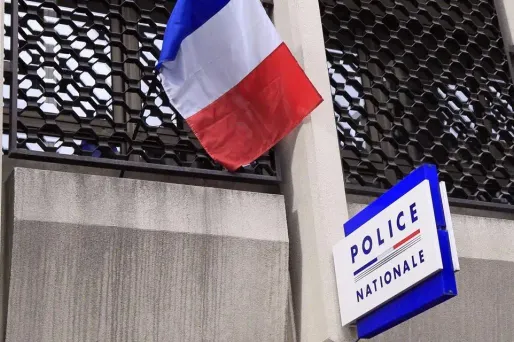 11 personnes avaient notamment saccagé la grille du commissariat et incendié un véhicule.