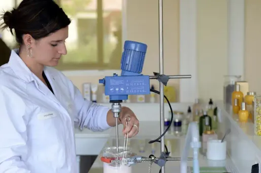 laboratoire, femme crédit : ANNE-CHRISTINE POUJOULAT / AFP - 1280